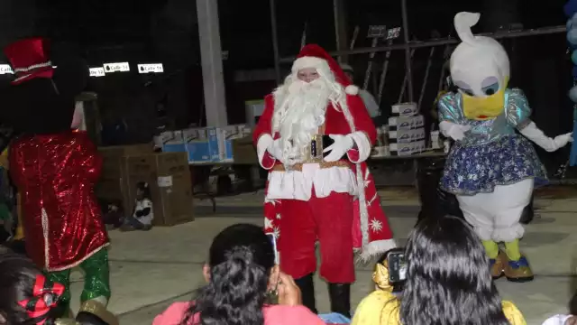 Habitantes de Suma de Hidalgo celebran la navidad pese a la lluvia