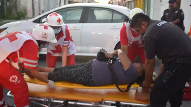 La mujer de 52 años fue auxiliado por elementos de la Cruz Roja