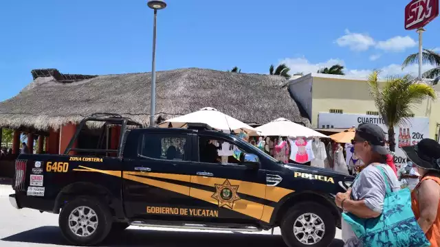 Policías recorren las calles del Malecón de Progreso para hallar al presunto sospechoso