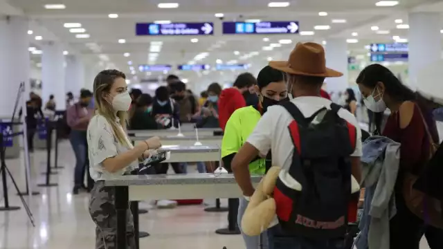 La actriz realizó sus trámites dentro del aeropuerto como cualquier otro usuario