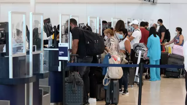 Más de 80 viajeros que esperaban en el Aeropuerto de Cancún afirmaron estar molestos por las demoras