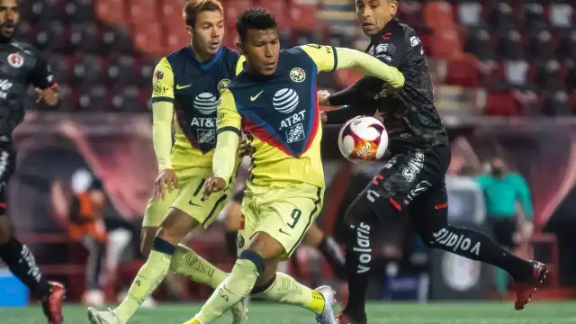 El jugador colombiano se fue expulsado por acumulación de tarjetas minutos después de que Solari también viera el cartón rojo por su rabieta