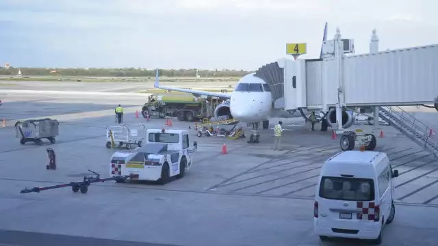 El avión llegó cerca de las 16:00 horas