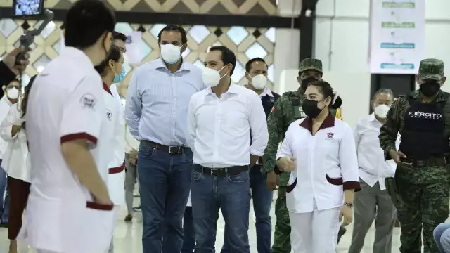 Mauricio Vila supervisa la primera aplicación del antígeno a personas de 30 a 39 años