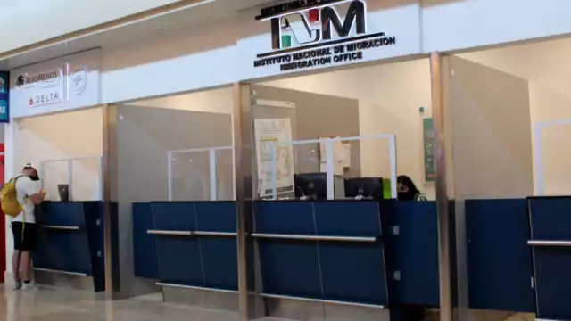 La mujer de origen costarricense declaró que fue retenida en condiciones insalubres por personal del INM en Cancún