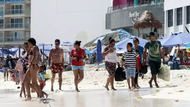 El arenal situado en el corazón de la Zona Hotelera luce con más de 100 personas a lo largo y ancho