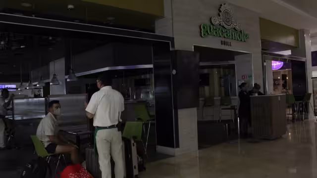 Algunos establecimientos no contaron con luz, además de que no funcionaba el aire acondicionado