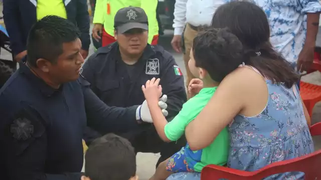 Personal de Blu Flag (BF), auxilio a un pequeño de alrededor de 8 años que fue "picado" por medusas a la orilla de la playa