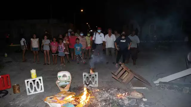 Vecinos tuvieron que cerrar la calle en espera de respuesta por parte de la CFE. Foto: Martin Zetina