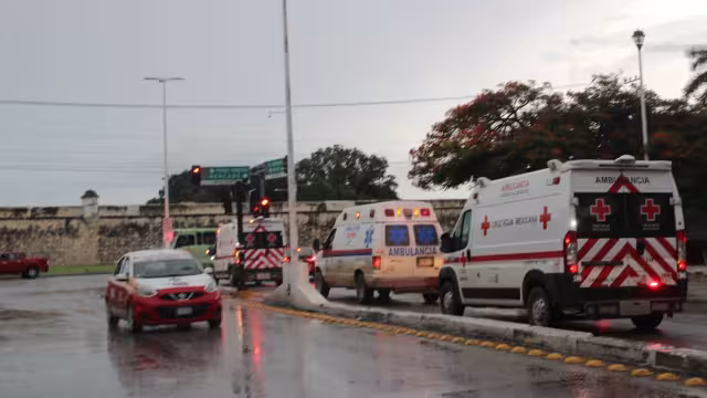 Los heridos fueron trasladados en dos ambulancias. Foto: Lucio Blanco