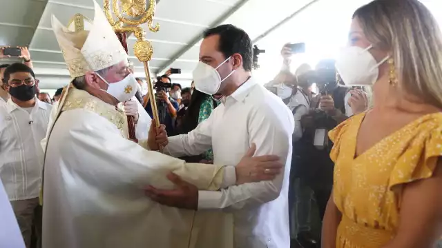Vila Dosal estuvo acompañado de su esposa María Eugenia Ortiz Abraham durante el evento realizado en el Pueblo Mágico de Izamal