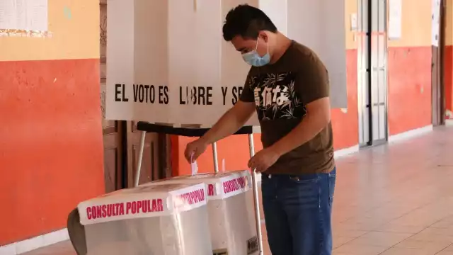 En todas las casillas se encuentra gel antibacterial y les piden a los votantes portar correctamente el cubrebocas