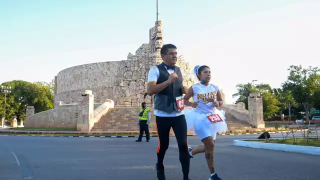 Una pareja sorprendió al vestirse como novios rumbo al altar