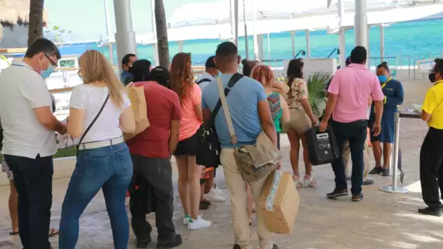 Desde las primeras horas de hoy, se se notó el aumento de personas deseosas de cruzar a Isla Mujeres desde Cancún
