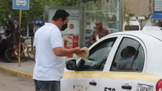 José Raúl vende tortillas caseras de harina entre el mismo gremio ruletero
