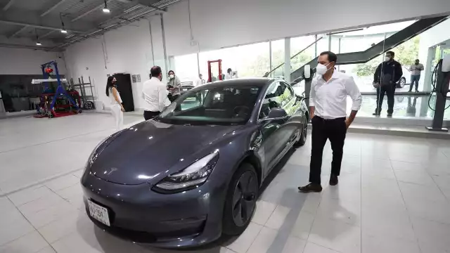 Mauricio Vila dio una conducción de prueba en el lujoso auto modelo "S" de la marca Tesla