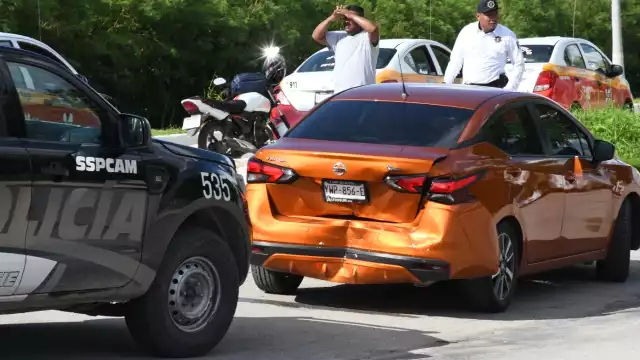 Taxi choca contra auto y deja varios daños materiales en Campeche