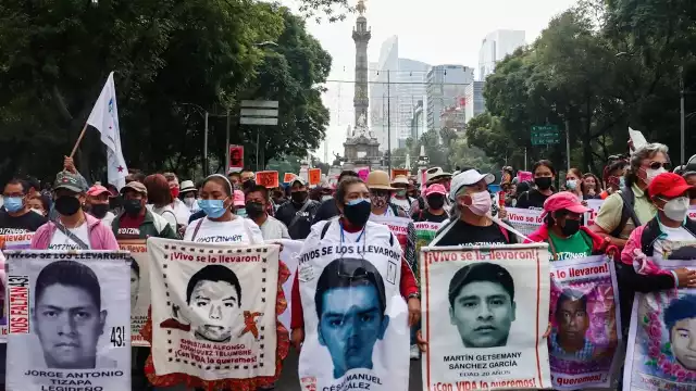 Un juez federal ordenó detener a exfuncionarios del exgobernador Ángel Aguirre Rivero por el caso de la desaparición de los 43 normalistas de Ayotzinapa en 2014.