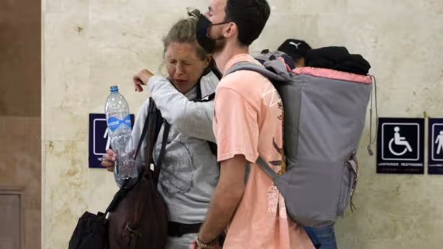 El laboratorio Equiver de la Terminal Dos presentó gran afluencia de personas al tener fila de más de 25 usuarios, entre ellos la mujer de la tos y su acompañante
