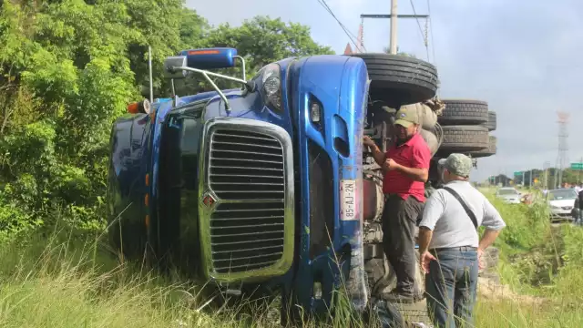 La pesada unidad transportaba material de construcción, no se presentó acto de rapiña. Foto: Ramiro Can