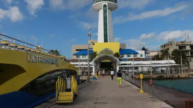 La terminal de Puerto Juárez en Cancún lució con un flujo moderado de personas