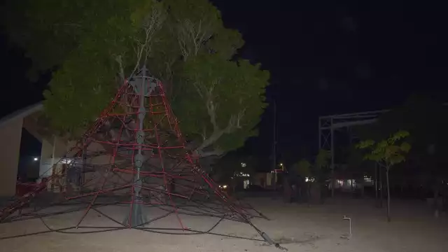 Un maltrecho arbolito de Navidad sin focos de colores no cumple la función de alegrar el ambiente en el Parque de la Playa