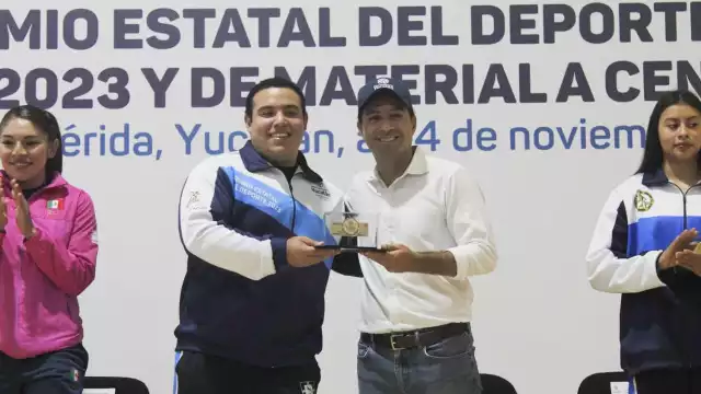 El levantador de pesas progreseño, Josué Medina, se llevó el reconocimiento como Deportista en el Premio Estatal