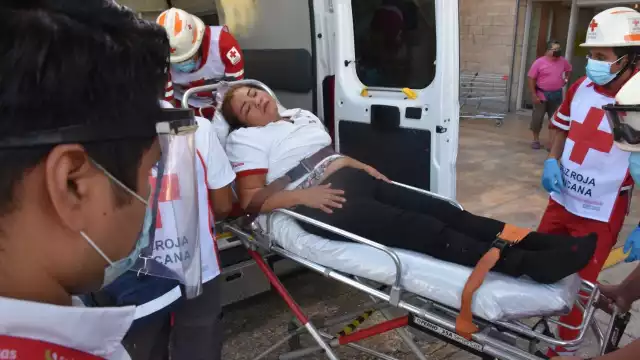 La mujer fue trasladada al hospital por paramédicos de la Cruz Roja