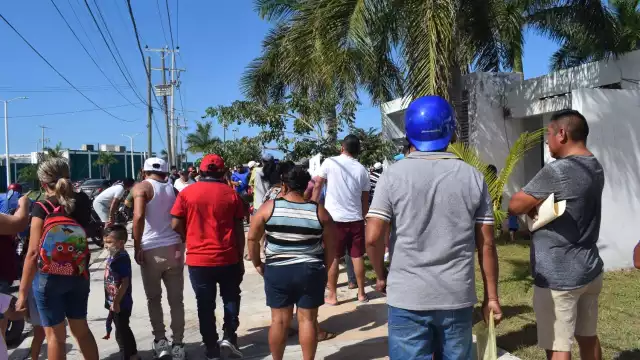 Pescadores se aglomeraron en el puerto para el programa de apoyo