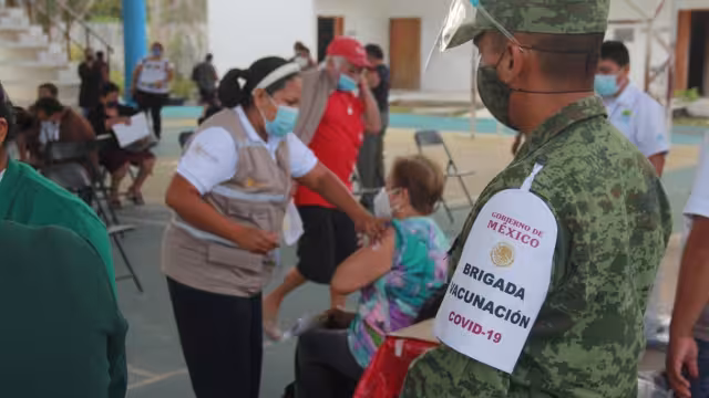 En la zona se formaron largas filas de personas de la tercera edad, que aguardaban su turno para ser vacunados