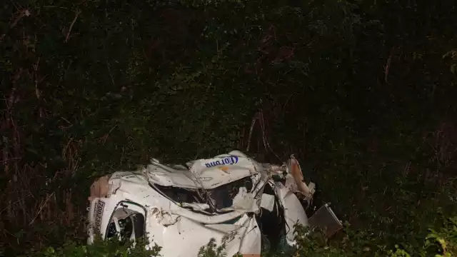 En el lugar detuvieron su marcha vehículos que cruzaban en esos momentos, para tratar de auxiliar al conductor del vehículo