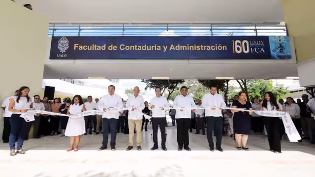 Vila Dosal cortó el listón inaugural de esta nueva sede ubicada en el Campus de Ciencias Sociales, Económico-Administrativas y Humanidades