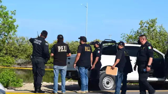 Elementos de la FGE y PEI acordonaron el área para el levantamiento del cuerpo
