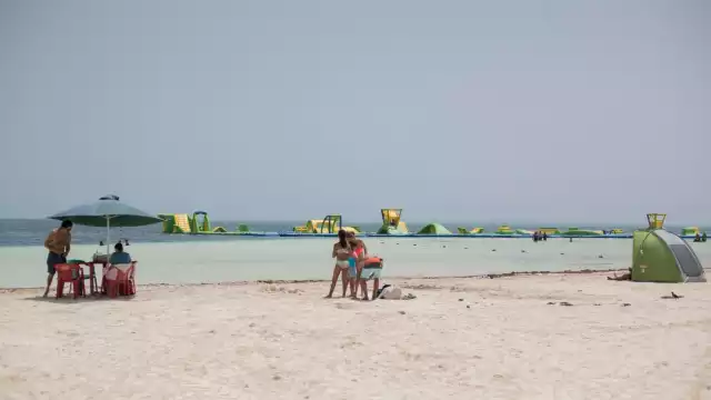 SEMARNAT autorizó los permisos a un parque flotante para operar en una playa de Cancún