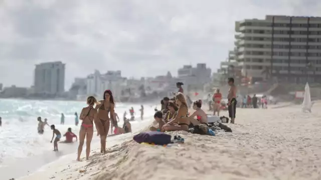 Las principales playas de Cancún registraron una importante afluencia de bañistas nacionales y extranjeros