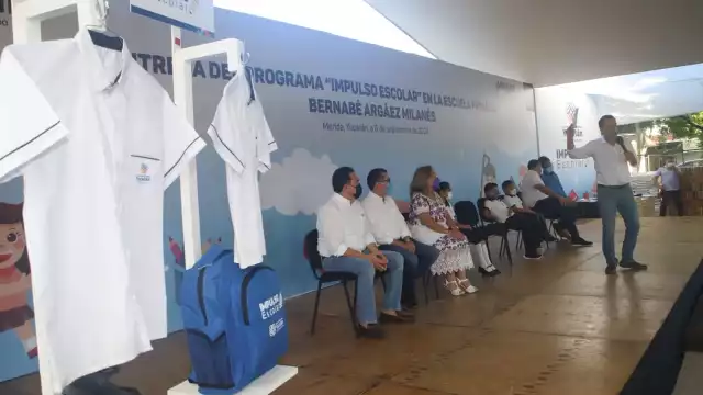 Mauricio Vila entregó a apoyos en la primaria Bernabe Argaez Milanés de Mérida 