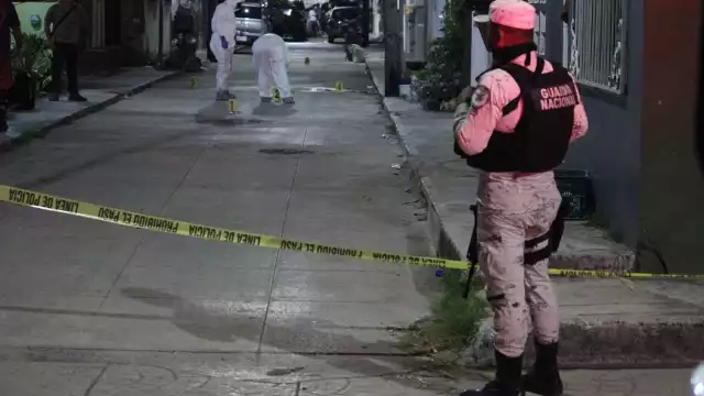 Balean a dos hombres afuera de un domicilio en Cancún
