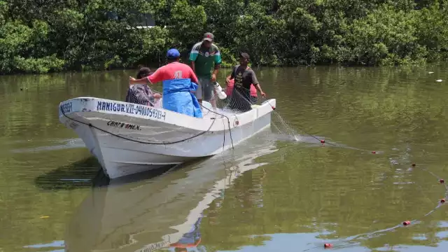 El cuerpo de agua está contaminado por las descargas de aguas negras de viviendas, hoteles y empresas