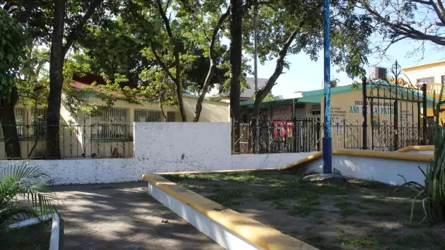 Durante las excavaciones para ampliar la escuela en Ciudad del Carmen han aparecido restos óseos de los difuntos