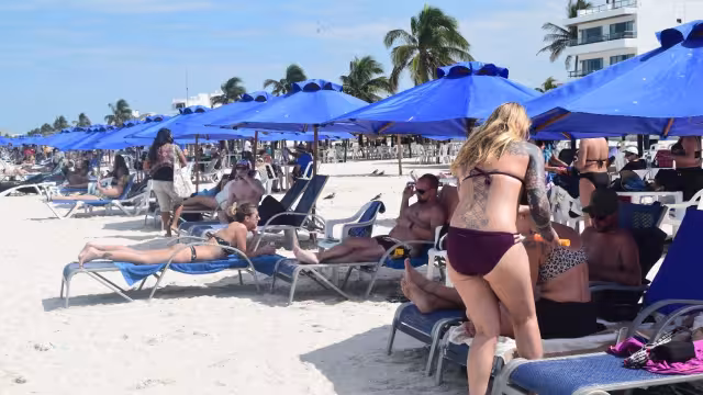 A las 10:00 horas, las familias y parejas que llegaron a bordo del buque comenzaron a dispersarse por el primer cuadro de la ciudad.