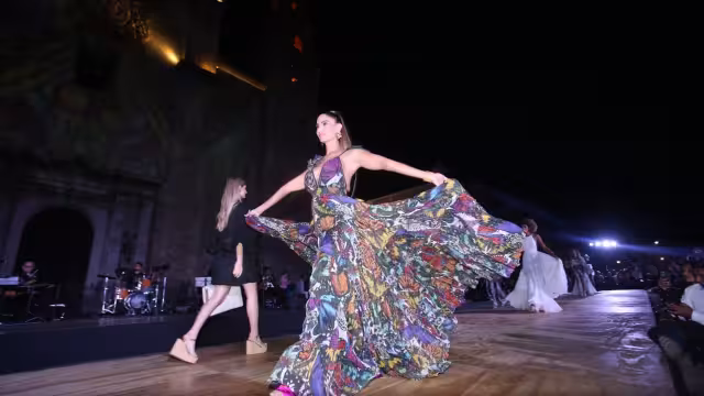 Claudia Lizaldi fue la maestra de ceremonias en el escenario de la Plaza Grande que tuvo como marco la Catedral de Mérida