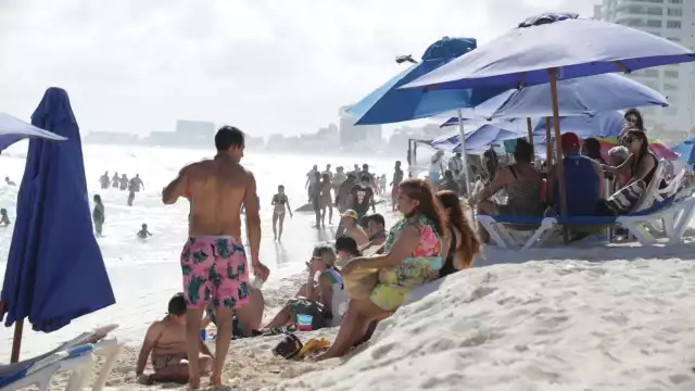 Turistas nacionales, extranjeros y cancunenses no dejaron pasar este martes sin ir a la playa