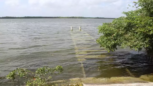 Aspectos de la pista de canotaje que se encuentra en completo abandono