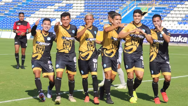Los jugadores celebraron su victoria