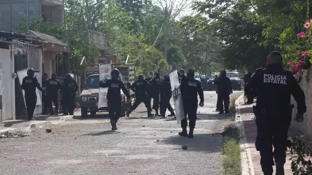 Los oficiales encontraron resistencia en la familia de los supuestos criminales