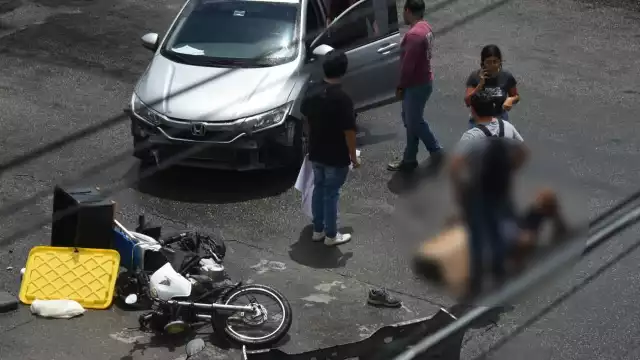 El automovilista no respetó su alto, por lo que golpeó al otro vehículo