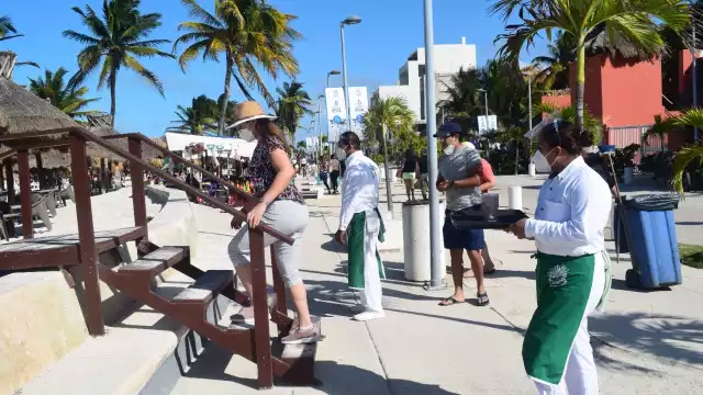 De acuerdo con meseros de la zona, las familias que solían acudir a sus negocios a consumir alimentos ahora prefieren llevar los suyos para evitar infectarse