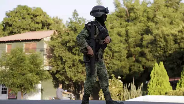 Un elemento del Ejército durante una patrullaje en Aguililla, en Michoacán (Archivo/Cuartoscuro)