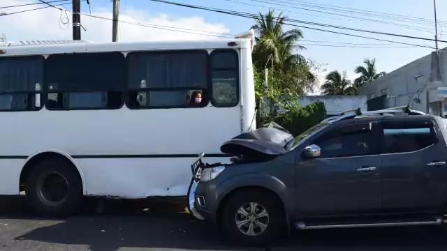La camioneta terminó colisionando con el camión