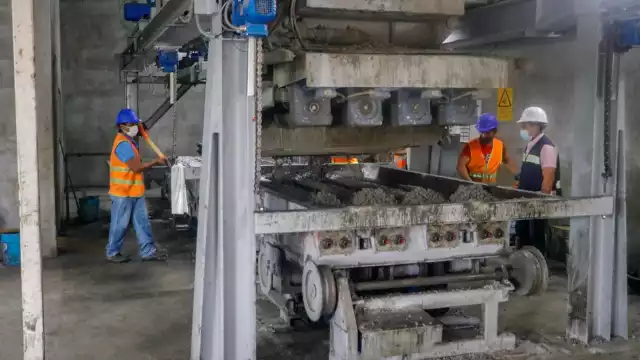 La división del trabajo junta a 250 empleados en producción, más otras 100 personas más en operación, fletes, entre otras acciones